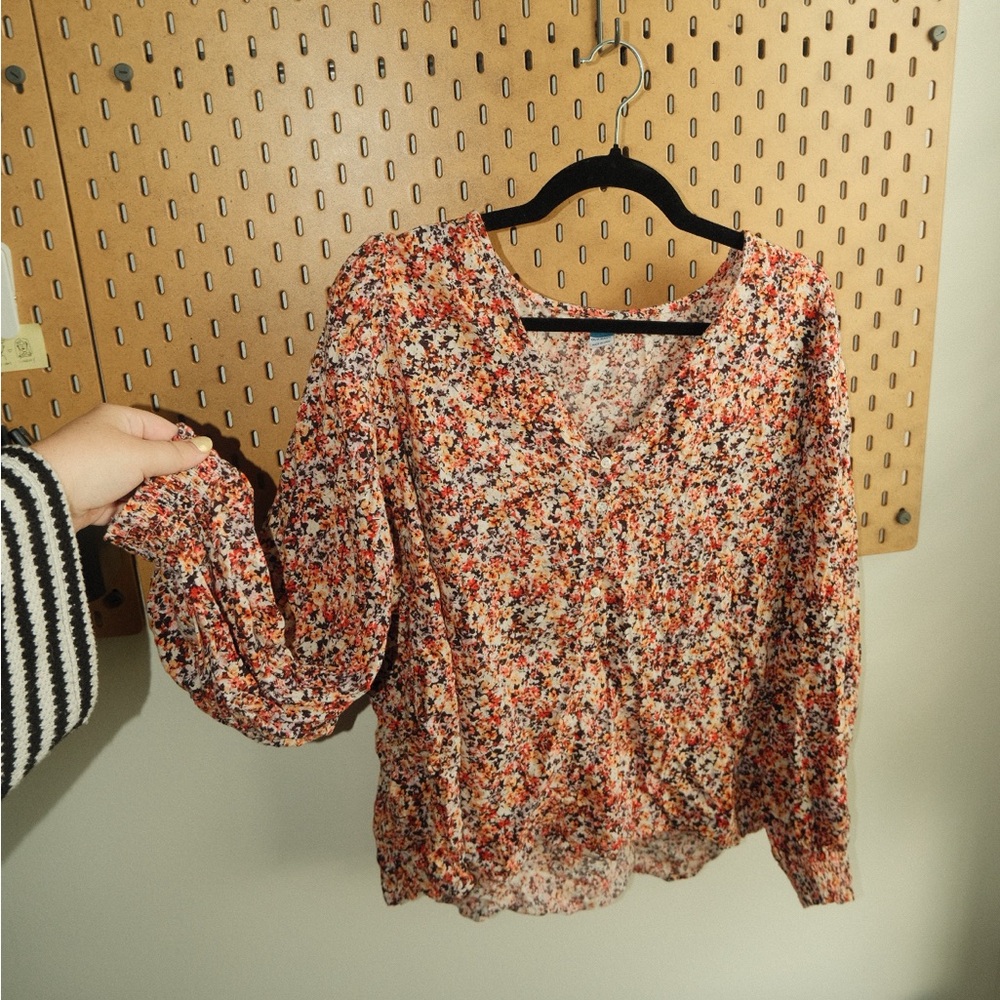 Old Navy Pink floral print peasant blouse with v neck and cinched wrist